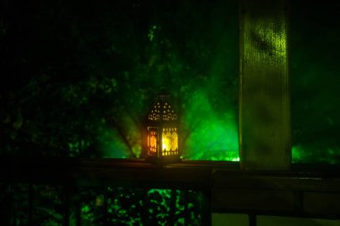 Retro tarzı fener gece. Güzel renkli bahçe balkon lamba yanar. Seçici odak