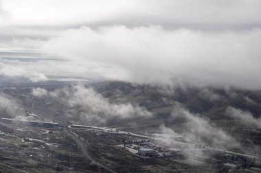 Güzel bulutlar kaplı dağlar. Bakıda dağda sabah sis. Azerbaycan. Xojasan göl kenarında.