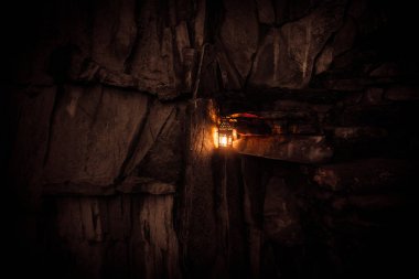 Güzel renkli bahçe lambası gece ışıklı. Retro tarzı fener gece açık. Seçici odak