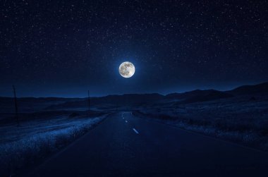 Dağ yolu ormandaki bir dolunay gecesi. Ülke yolun gece büyük moon ile doğal gece manzarası