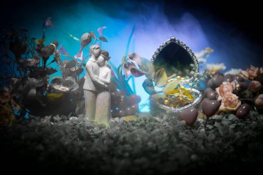 Benimle evlenir misin? Sevgililer günü sanat dekorasyon. Güzel gelin kalp koyu tonlu arka plan ile. Sevgililer günü tebrik kartı dekor. Seçici odak