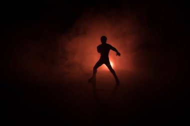 Karate sporcular sahne mücadele. Karakter karate. Şekil sanat dekorasyon poz. Spor Scramble veya karate ışık ile dekore edilmiş sisli arka plan üzerinde pratik adam.