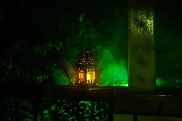 โคมไฟสไตล อนย คตอนกลางค โคมไฟเร องแสงส นสวยงามท ระเบ ยงในสวน อกโฟก — ภาพถ่ายสต็อก
