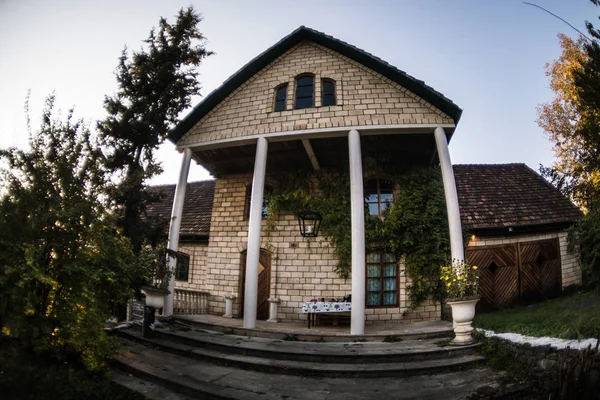 Bella Casa Villaggio Paesaggistico Con Alberi Nella Foresta Durante Autunno — Foto Stock