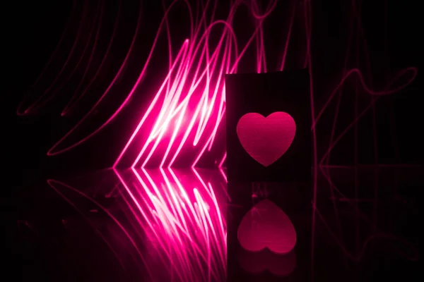 黑暗的桌子 情人节的概念和爱红色的形状心脏与 Bokeh 空的文本和放置产品与复制空间 模糊发光的心脏在黑暗的背景与反射 — 图库照片