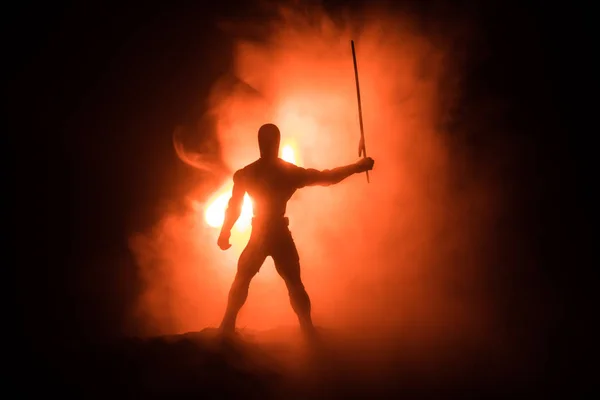 Средневековая Сцена Боя Силуэт Воина Темном Туманном Фоне Ночная Сцена — стоковое фото