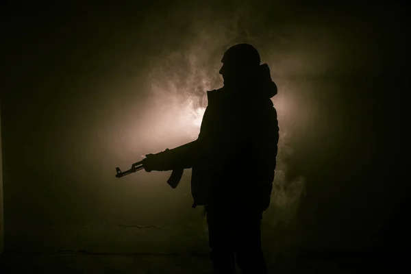 Silhueta Homem Com Rifle Assalto Pronto Para Atacar Fundo Enevoado — Fotografia de Stock