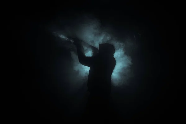 Силуэт Человека Штурмовой Винтовкой Готового Атаковать Темном Туманном Фоне Опасного — стоковое фото