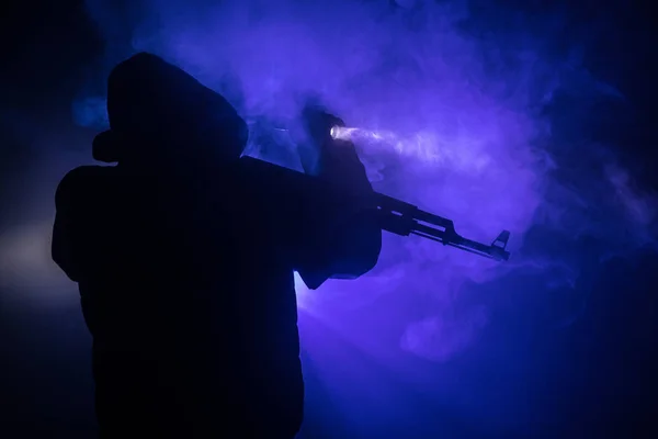 Silhouette Homme Avec Fusil Assaut Prêt Attaquer Sur Fond Brumeux — Photo