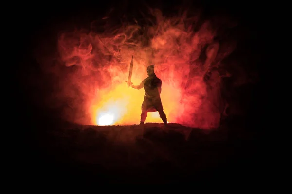 Cena Batalha Medieval Silhueta Guerreiro Fundo Nebuloso Tonificado Escuro Cena — Fotografia de Stock