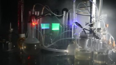 Eczane ve kimya teması. Araştırma laboratuarında çözeltisi olan cam deney şişesi. Bilim ve tıbbi geçmiş. Koyu renk arkaplan üzerinde laboratuvar test tüpleri, bilimsel araştırma ekipmanları konsepti