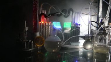 Eczane ve kimya teması. Araştırma laboratuarında çözeltisi olan cam deney şişesi. Bilim ve tıbbi geçmiş. Koyu renk arkaplan üzerinde laboratuvar test tüpleri, bilimsel araştırma ekipmanları konsepti