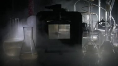 Eczane ve kimya teması. Araştırma laboratuarında çözeltisi olan cam deney şişesi. Bilim ve tıbbi geçmiş. Koyu renk arkaplan üzerinde laboratuvar test tüpleri, bilimsel araştırma ekipmanları konsepti