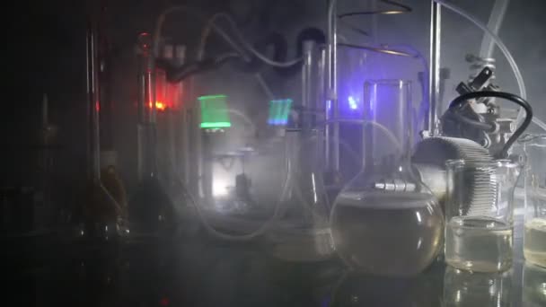 Eczane Kimya Teması Araştırma Laboratuarında Çözeltisi Olan Cam Deney Şişesi — Stok video