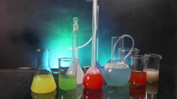 薬と化学のテーマ 研究室でのソリューションでガラスフラスコをテストします 科学と医学の背景 暗調を背景にした実験室試験管 科学研究機器コンセプト — ストック動画