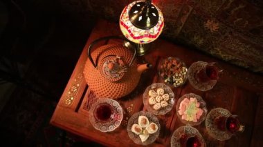 Arap çay Doğu vintage ahşap yüzey snacks ile cam. Doğu çay kavramı. Düşük ışık halı ile iç lounge. Boş alanı. Seçici odak.