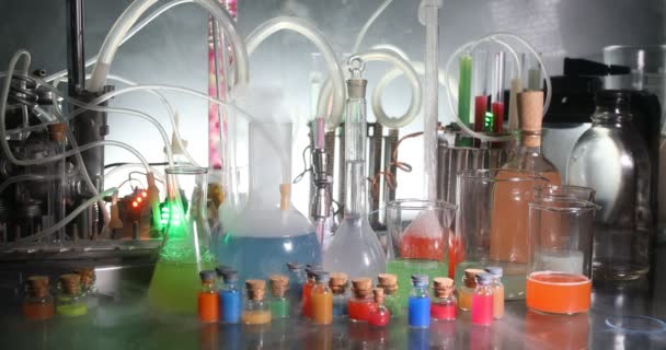 Eczane Kimya Teması Araştırma Laboratuarında Çözeltisi Olan Cam Deney Şişesi — Stok video