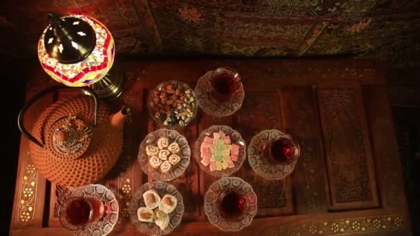 Chá Árabe Vidro Com Lanches Orientais Superfície Madeira Vintage Conceito — Vídeo de Stock
