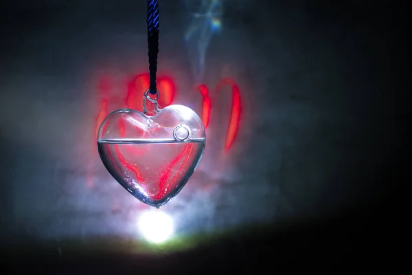 Concept Saint Valentin Coeur Transparent Verre Sur Fond Noir Coeur — Photo