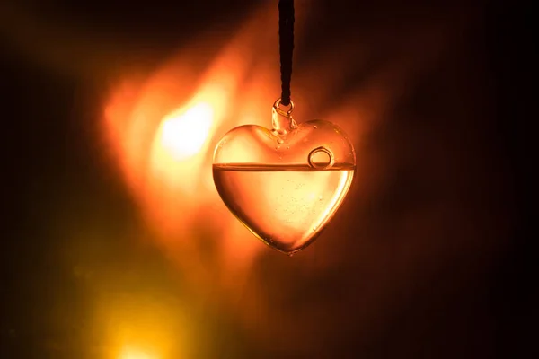 Conceito Dia Dos Namorados Coração Transparente Vidro Escuro Brilho Coração — Fotografia de Stock