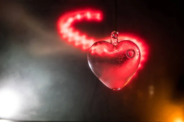 Koncepcja Walentynki Szkło Przezroczyste Serca Szklane Serce Poświaty Malowanie Szkle — Zdjęcie stockowe