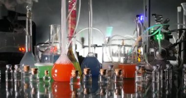 Eczane ve kimya teması. Araştırma laboratuarında çözeltisi olan cam deney şişesi. Bilim ve tıbbi geçmiş. Koyu renk arkaplan üzerinde laboratuvar test tüpleri, bilimsel araştırma ekipmanları konsepti