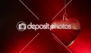 Sevgililer günü kavramı. Cam saydam kalp karanlık, cam kalp ışımalar, cam boyama, siyah arka plan üzerinde. Metniniz için emptry alanı