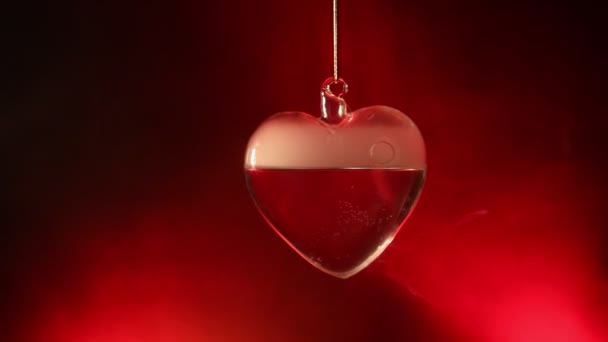 バレンタインの日の概念 暗闇の中 ガラスの心は輝く ガラス絵 黒の背景のガラスの透明な心 テキストの空スペース — ストック動画