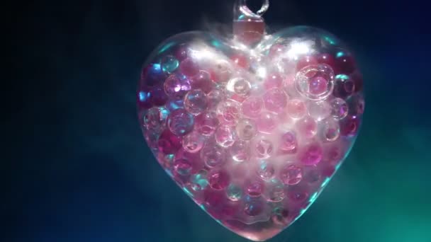 Valentines Day Koncept Skleněná Průhledná Srdce Tmavé Skleněné Srdce Záře — Stock video