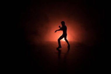 Karate sporcular sahne mücadele. Karakter karate. Şekil sanat dekorasyon poz. Spor Scramble veya karate ışık ile dekore edilmiş sisli arka plan üzerinde pratik adam.