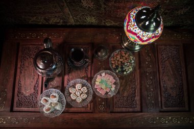Arap çay Doğu vintage ahşap yüzey snacks ile cam. Doğu çay kavramı. Düşük ışık halı ile iç lounge. Boş alanı. Üstten görüntülemek