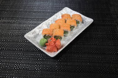 Japon Suşi hizmet vermeye hazır ile ayarla. Güzel Doğu tarzı masa dekorasyonu suşi ile. Seçici odak