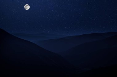 Yıldızlı gece dağlar ve orman ile güzel gece manzarası. Gece orman yeşil çayır ve dağ parlak yıldızlı gece veya görünümünde Samanyolu
