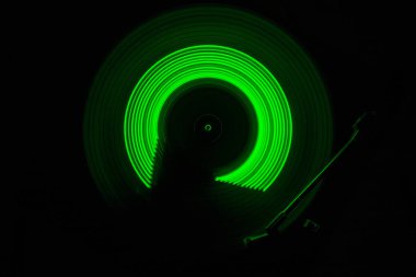 Müzik Dj konsepti. Yangın ve duman vinil kayıt üzerinde iz. Vinil disk yazma. Pikap vinil plak çalar koyu arka plan üzerinde. Seçici odak
