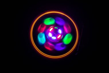 Müzik Dj konsepti. Yangın ve duman vinil kayıt üzerinde iz. Vinil disk yazma. Pikap vinil plak çalar koyu arka plan üzerinde. Seçici odak