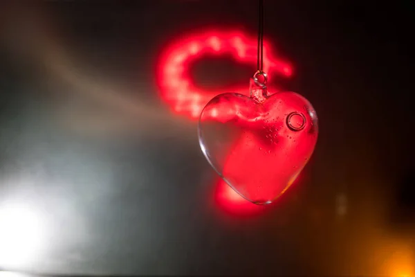 Concept Saint Valentin Coeur Transparent Verre Sur Fond Noir Coeur — Photo