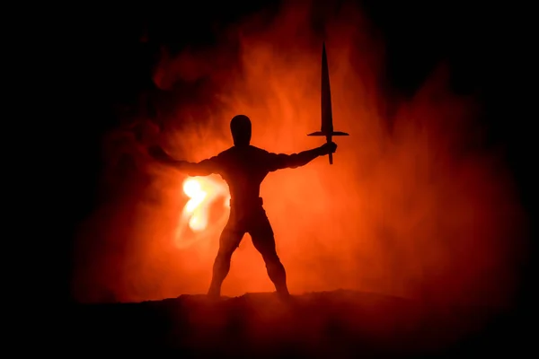 中世の戦いのシーン 暗いトーンの霧の背景に戦士のシルエット 夜のシーン 選択と集中 — ストック写真