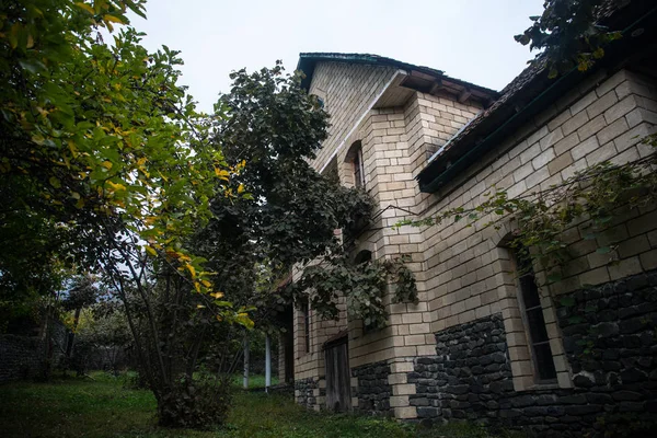 Bella Casa Villaggio Paesaggistico Con Alberi Nella Foresta Durante Autunno — Foto Stock