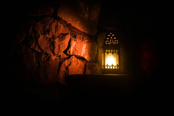 美しいカラフルな庭のランプで点灯霧の夜 夜屋外でレトロなスタイルのランタン 選択と集中 — ストック写真