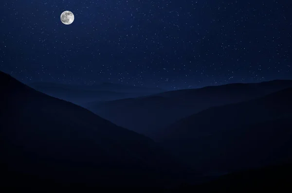 Bela Paisagem Noturna Com Montanhas Noturnas Estreladas Floresta Floresta Noturna — Fotografia de Stock