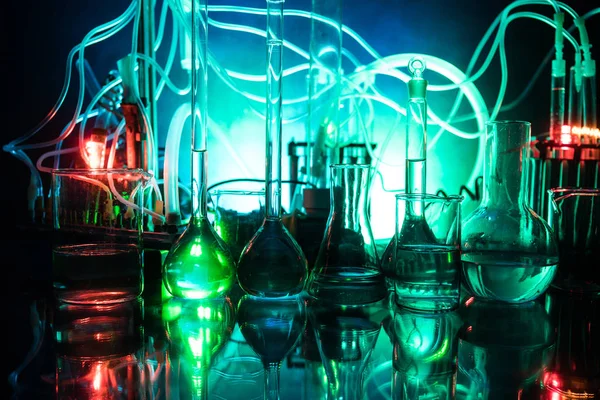 药学和化学主题 在研究实验室测试装有溶液的玻璃瓶 科学和医疗背景 暗调背景下的实验室试管 科学研究设备概念 — 图库照片