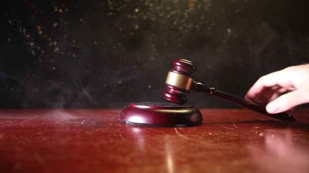 Wet Thema Hamer Van Rechter Houten Bureau Met Vrouwe Justitia — Stockvideo