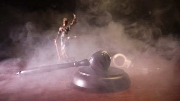 法律主题 法官的木棍在木桌与夫人正义雕像 法律木棍在黑暗的雾蒙蒙的背景与光 选择性对焦 — 图库视频影像