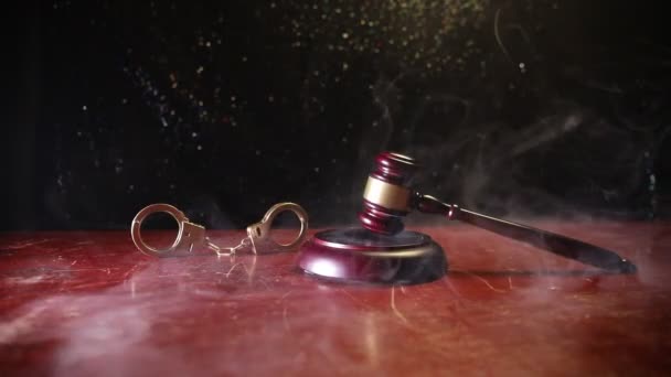 法律テーマは 正義の女神像の木製の机の上の裁判官のマレット 暗い霧の背景光と法律小槌 選択と集中 — ストック動画