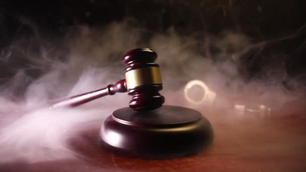 Wet Thema Hamer Van Rechter Houten Bureau Met Vrouwe Justitia — Stockvideo