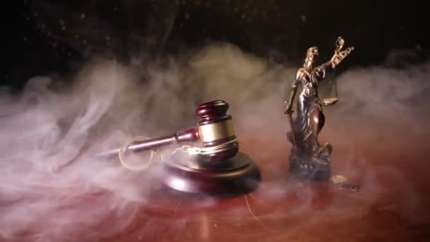 Юридическая Тема Молоток Судьи Деревянном Столе Статуей Судьи Закон Молоток — стоковое видео
