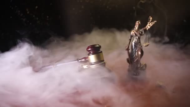 Direito Tema Martelo Juiz Mesa Madeira Com Lady Justice Statue — Vídeo de Stock