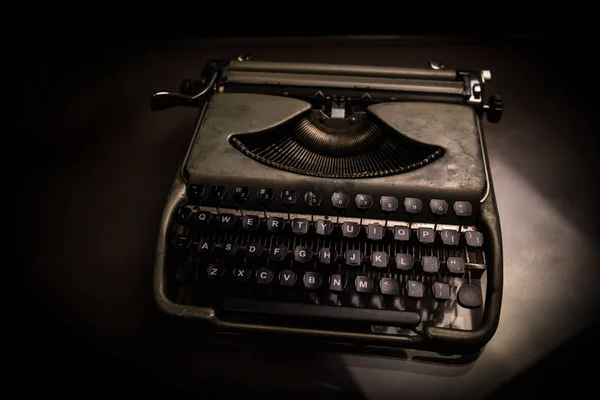 Escritor Moda Antiga Fundo Nebuloso Escuro Fechar Máquina Escrever Vintage — Fotografia de Stock