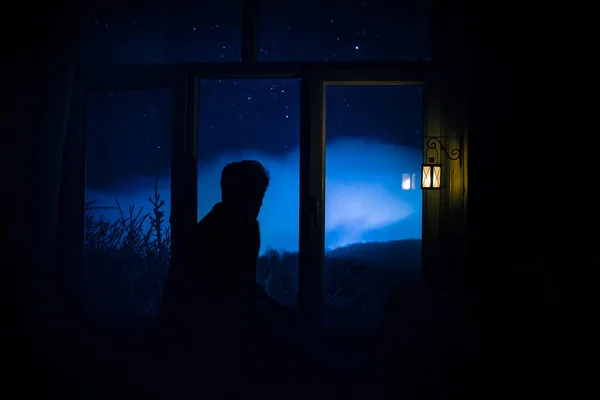 Silhouette Eines Mannes Der Durch Ein Fenster Eine Traumhafte Galaxie — Stockfoto