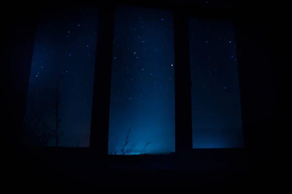 Escena Nocturna Estrellas Vistas Por Ventana Desde Cuarto Oscuro Cielo — Foto de Stock